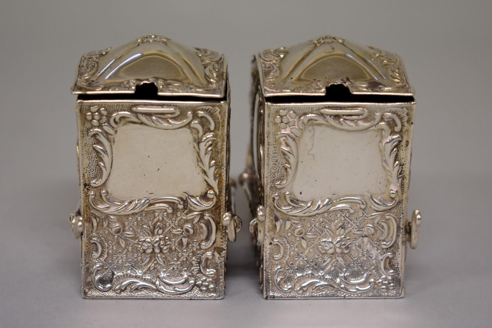 A pair of Edwardian silver novelty 'Sedan Chair' salts, by Samuel Jacob, London 1907, 5.5cm high, - Image 2 of 4