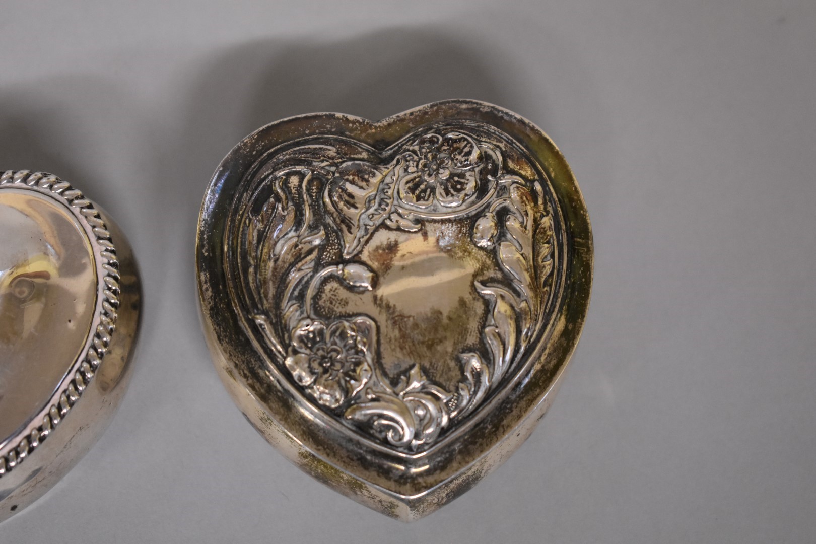 An Edwardian silver heart shaped trinket box, by Henry Matthews, Birmingham 1903, 7cm wide; together - Image 2 of 4