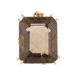 SMOKY QUARTZ PENDANTYellow gold with large smoky quartz 27 x 21.5 x15mm. Approx. 40ct 23.6gr.- - -