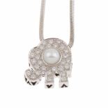 DIAMOND ELEPHANT PENDANTWhite gold with pavé of diamonds and central pearl. Snake chain. 9.