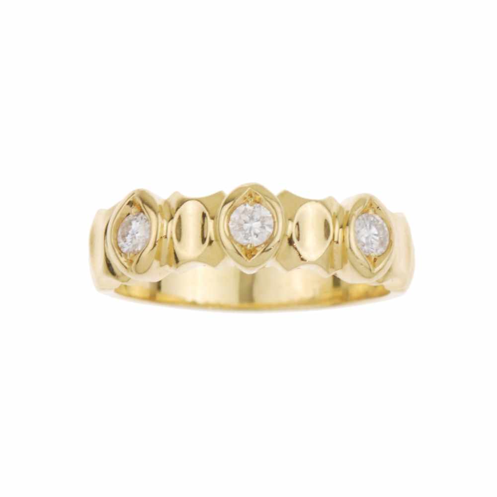 RING WITH THREE DIAMONDSYellow gold with three brilliant cut diamonds. Total weight approx. 0.