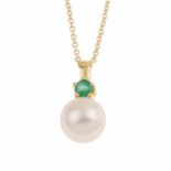 PEARL AND EMERALD NECKLACE.Yellow gold with round cut emerald. Total weight approx. 0.10ct & 8mm
