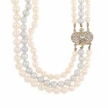 THREE STRAND PEARL NECKLACEThree strands of pearls; two of white pearls and the central strand of