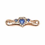 BROOCH, EARLY C2Oth8kl gold with heart shaped central sapphire & two round cut sapphires