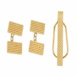 CARTIER. TIE PIN AND CUFFLINK SET.CARTIER.Engraved yellow gold. Stamped on reverse. 20.8gr- - -18.00