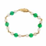 PEARL AND GREEN CHALCEDONY BRACELETYellow gold with pearl & grean chalcedony beads. 13.7gr- - -18.00