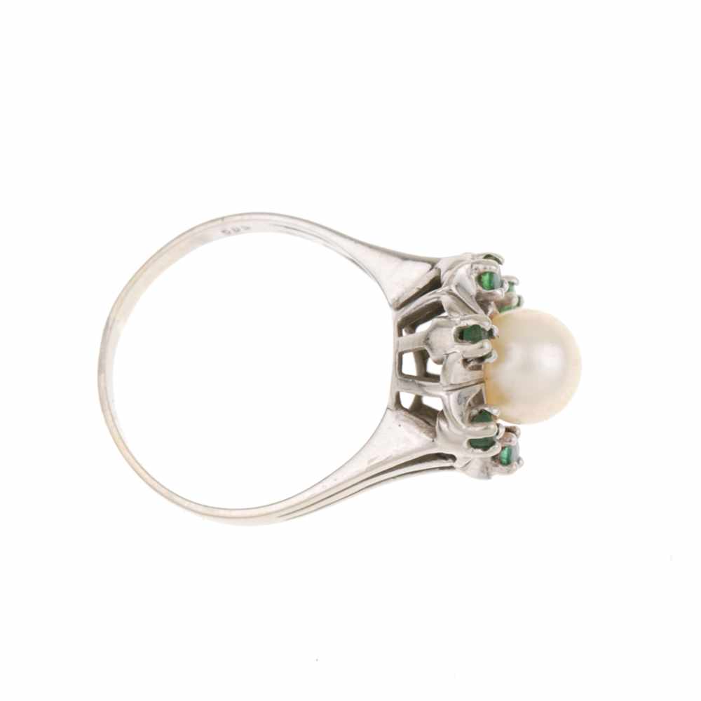 PEAR & EMERALD RING14kl white gold central pearl approx, 7mm diam. & emeralds. Band 18.5. 5. - Image 2 of 2