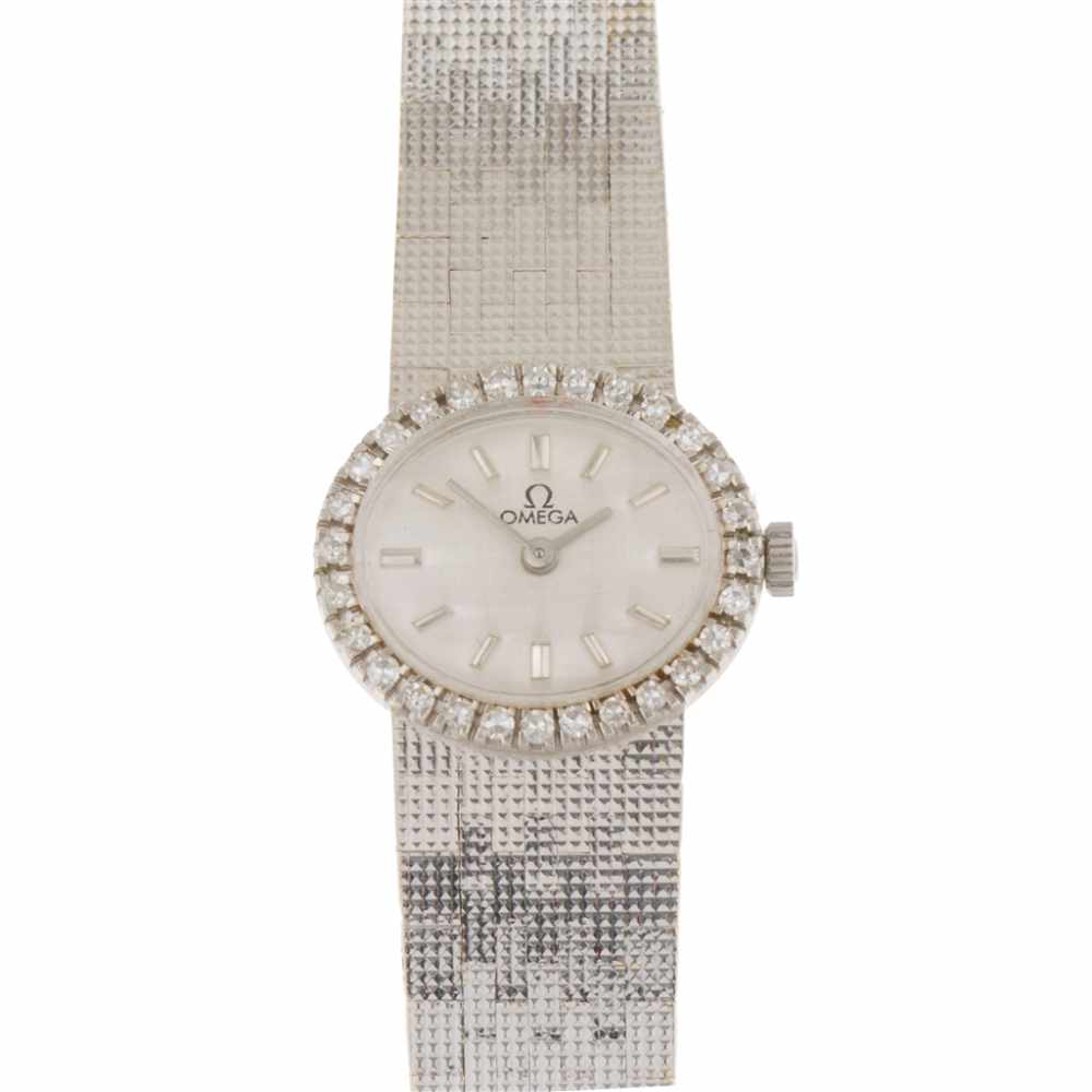 OMEGA. WOMAN'S WRISTWATCHOMEGA.White gold. Face decorated with brillaint cut diamonds. Total