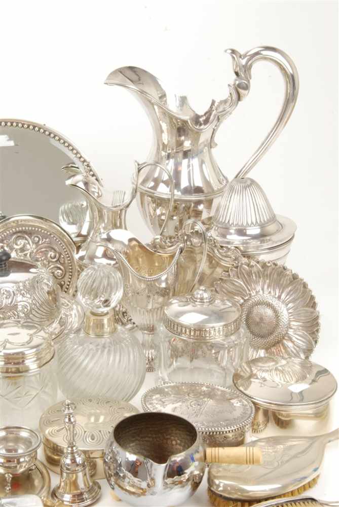 LOT OF VARIOUS PIECES OF PORTUGUESE GLASS, METAL AND SILVER, C 20thSome pieces of silver with city - Image 4 of 4