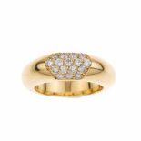 GOLD AND PAVÉ DIAMOND RING.Yellow gold with centre of brilliant cut pavé set diamonds. Total