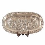 SILVER ORNAMENTAL SPANISH TRAY, EARLY C20th.Silver tray embossed with fighting scene.1.255 kg. 75
