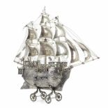 SPANISH SILVER SHIP, SECOND HALF C20th.With methacrylate showcase, with wooden base. 1.537 kg. 35.