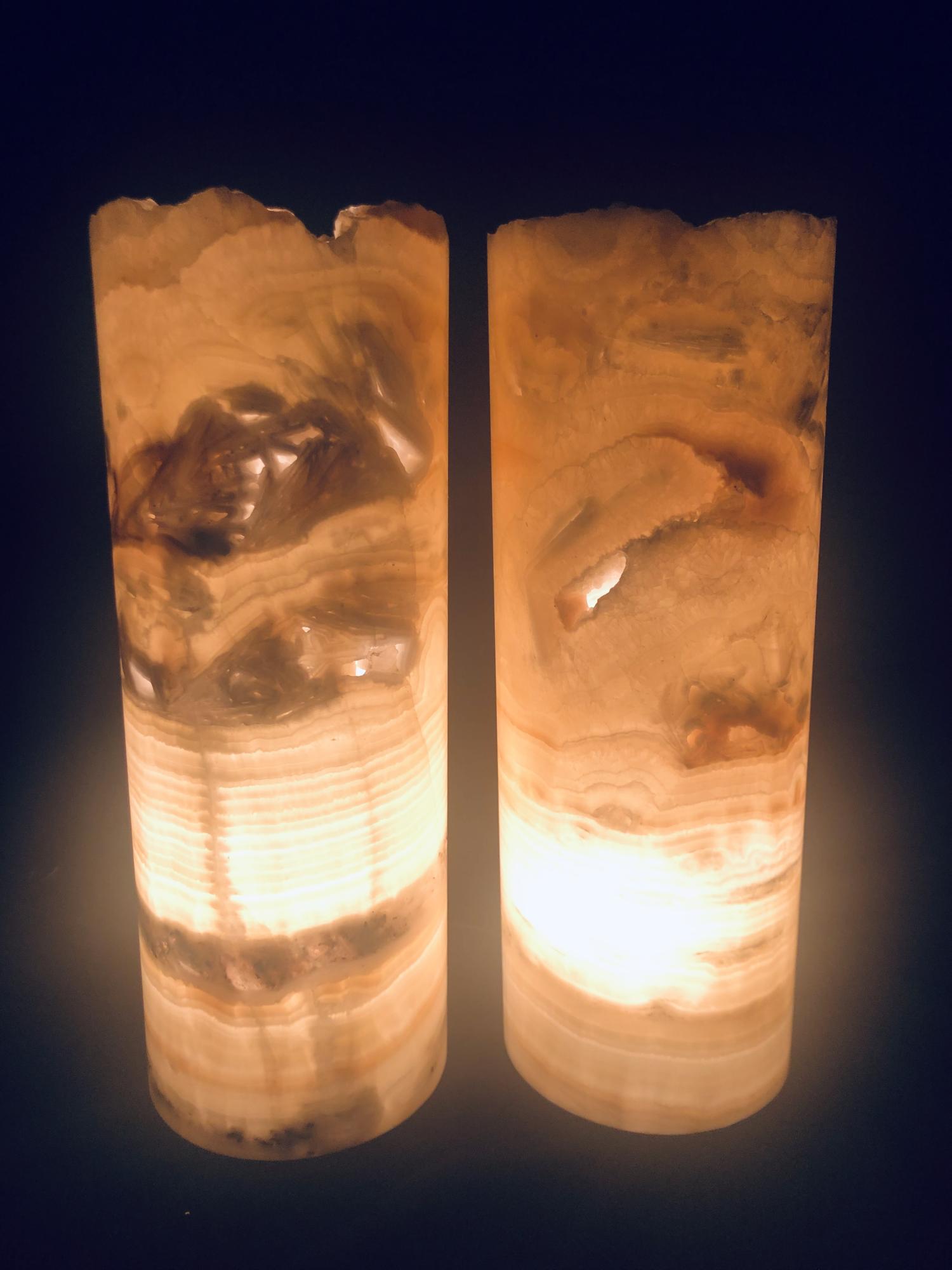 Lighting/Minerals : A pair of onyx cylinder lamps, 30cm high