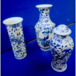 3 x blue and white Chinese vase ( 4 Characture marks)