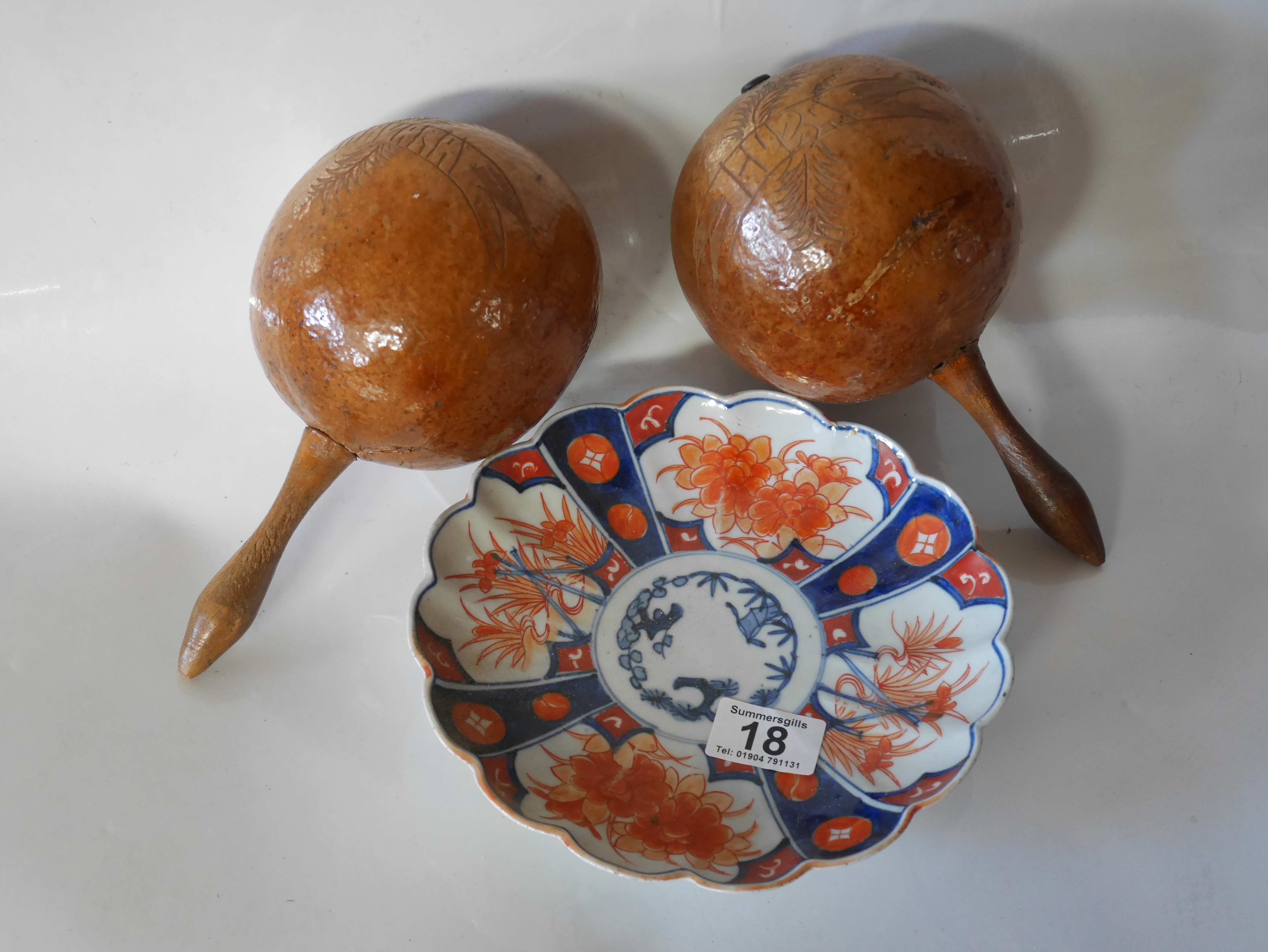 Imari plate and pair of maracas