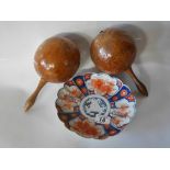 Imari plate and pair of maracas