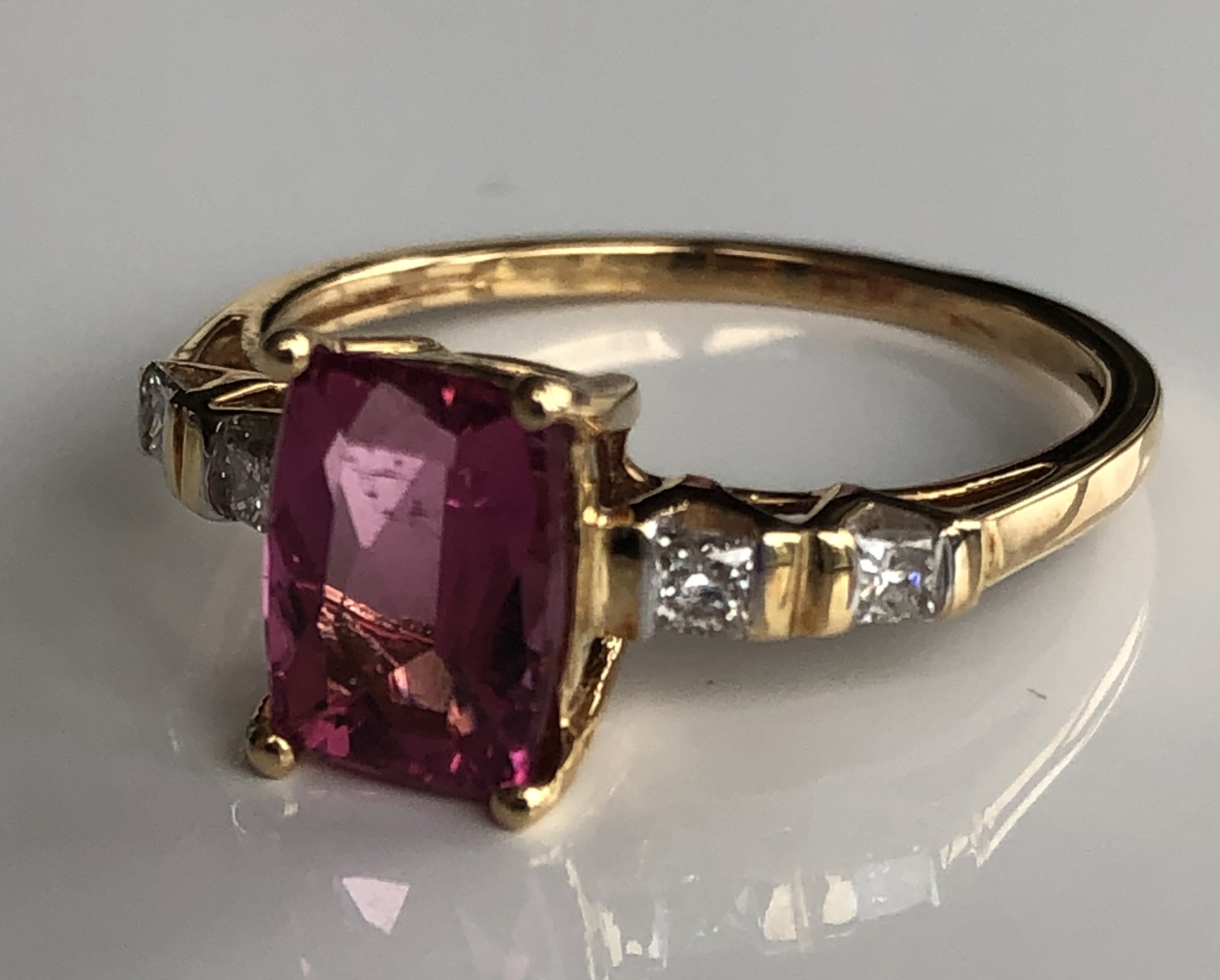 AN 18CT GOLD, RECTANGULAR CUT RUBELLITE AND DIAMOND RING (size N/O).