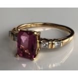 AN 18CT GOLD, RECTANGULAR CUT RUBELLITE AND DIAMOND RING (size N/O).