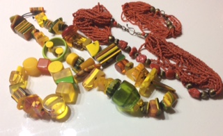 A COLLECTION OF 20TH CENTURY COSTUME JEWELLERY Comprising a matching plastic necklace and bracelet - Image 2 of 3