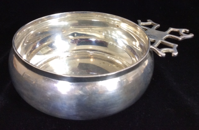 AN EARLY 20TH CENTURY SCOTTISH SILVER PORRINGER With geometric form handle and shallow bowl
