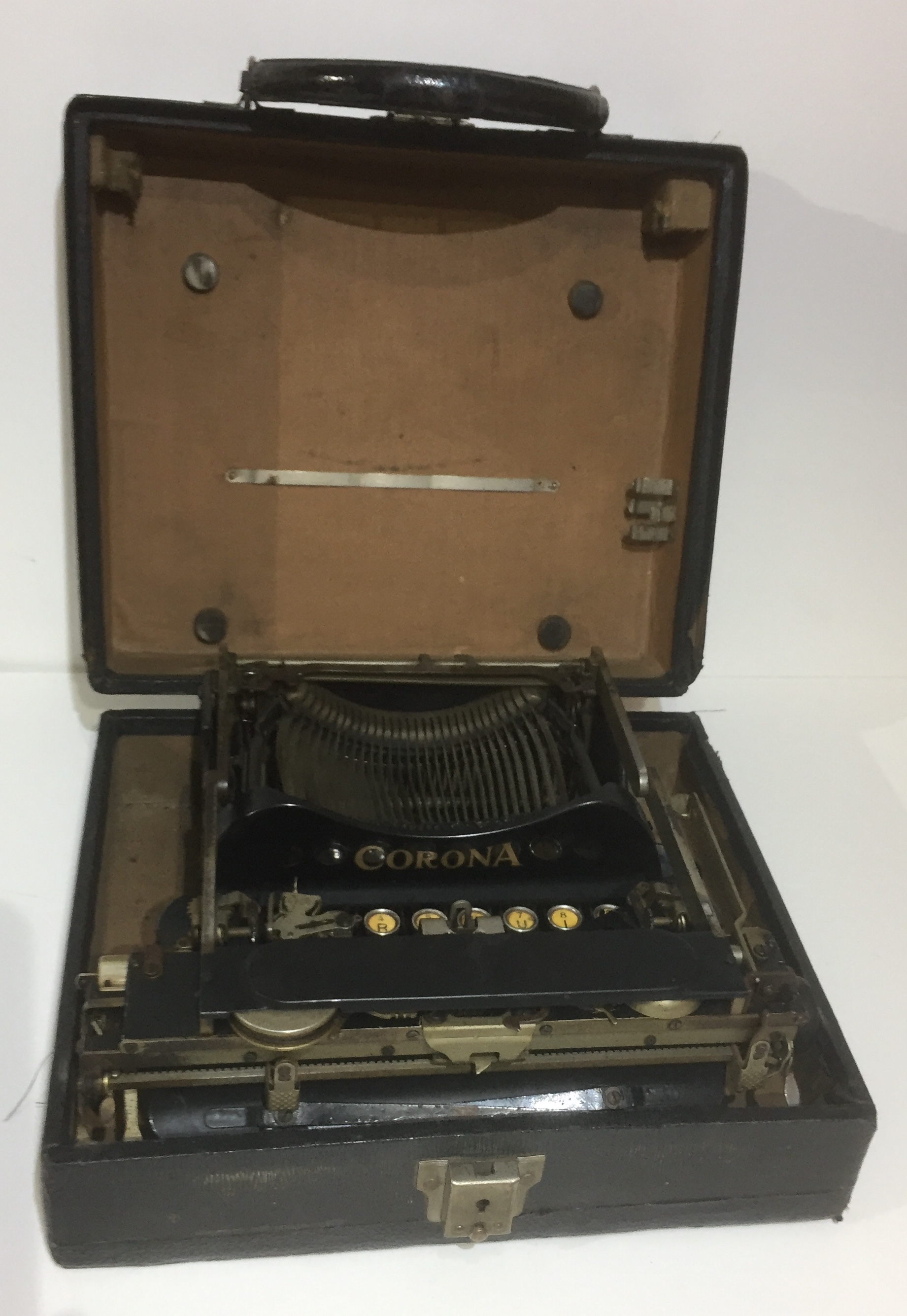 CORONA, AN EARLY 20TH CENTURY PORTABLE TYPEWRITER With fold-over top, contained in a carry case. ( - Image 2 of 5