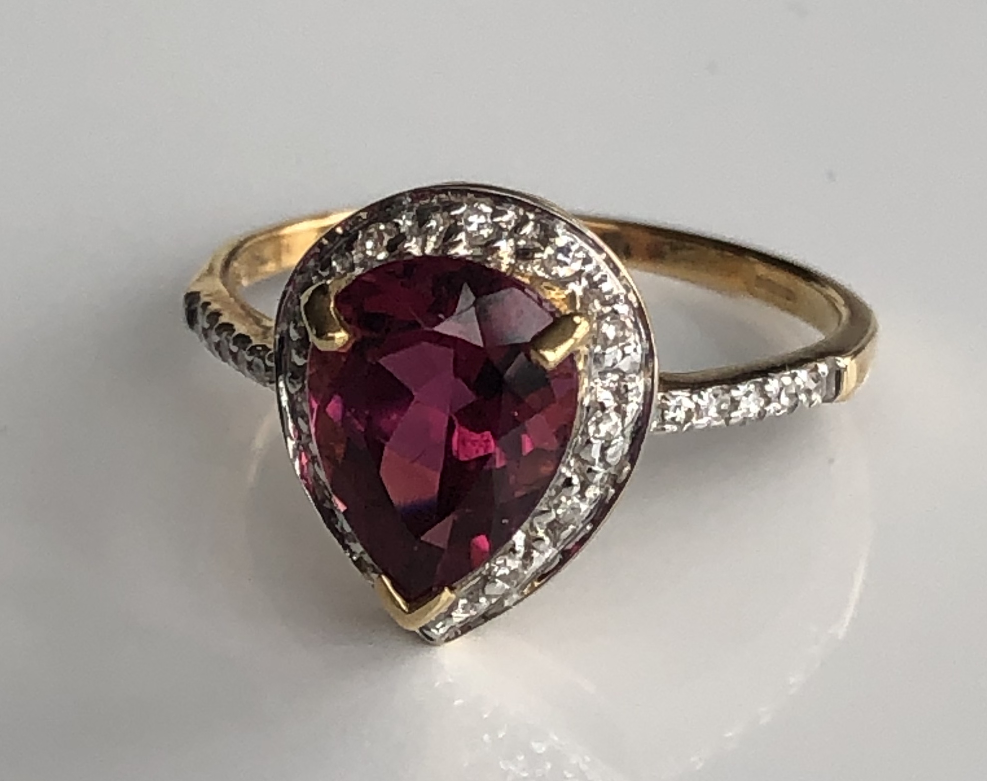 AN 18CT GOLD, PEAR CUT RUBELLITE AND DIAMOND RING (size N).