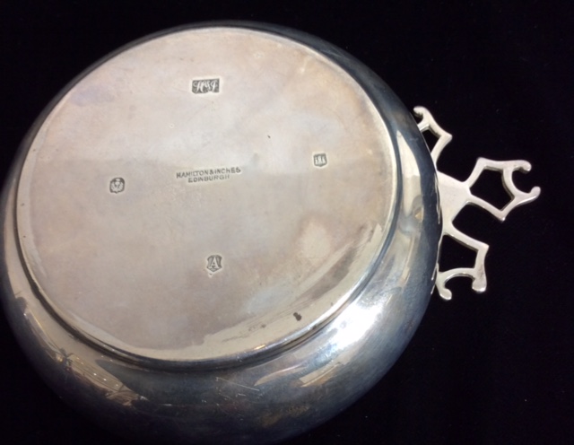 AN EARLY 20TH CENTURY SCOTTISH SILVER PORRINGER With geometric form handle and shallow bowl - Image 2 of 2
