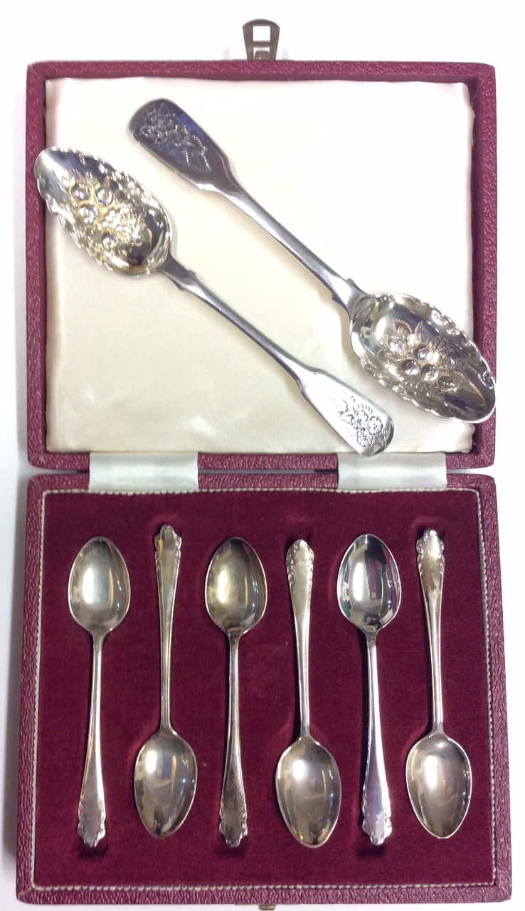 A 20TH CENTURY CASED SET OF SILVER TEASPOONS Scrolled design to handle, hallmarked Sheffield,