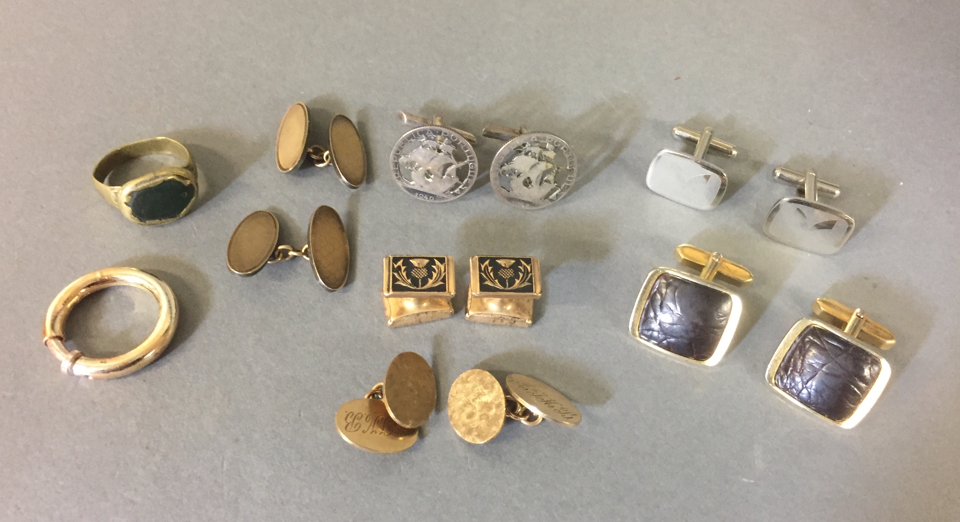 A SELECTION OF GOLD AND YELLOW METAL CUFFLINK'S To include a pair of 9ct gold cufflink's, two yellow