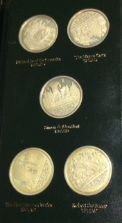 A CASED 20TH CENTURY SILVER GILT PROOF COIN SET Titled 'A History of the English Speaking Peoples' - Image 2 of 3