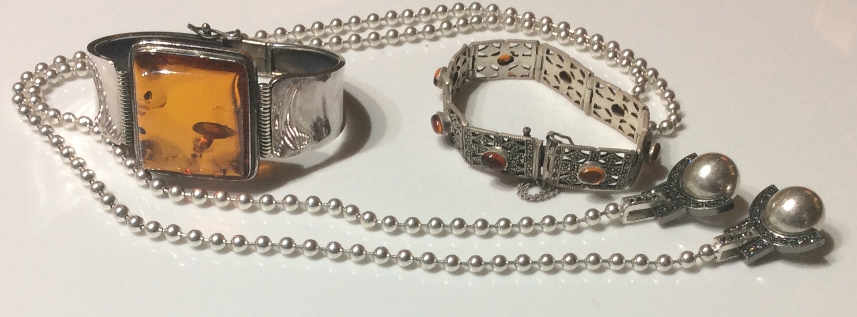 A COLLECTION OF 20TH CENTURY COSTUME JEWELLERY Comprising a matching plastic necklace and bracelet