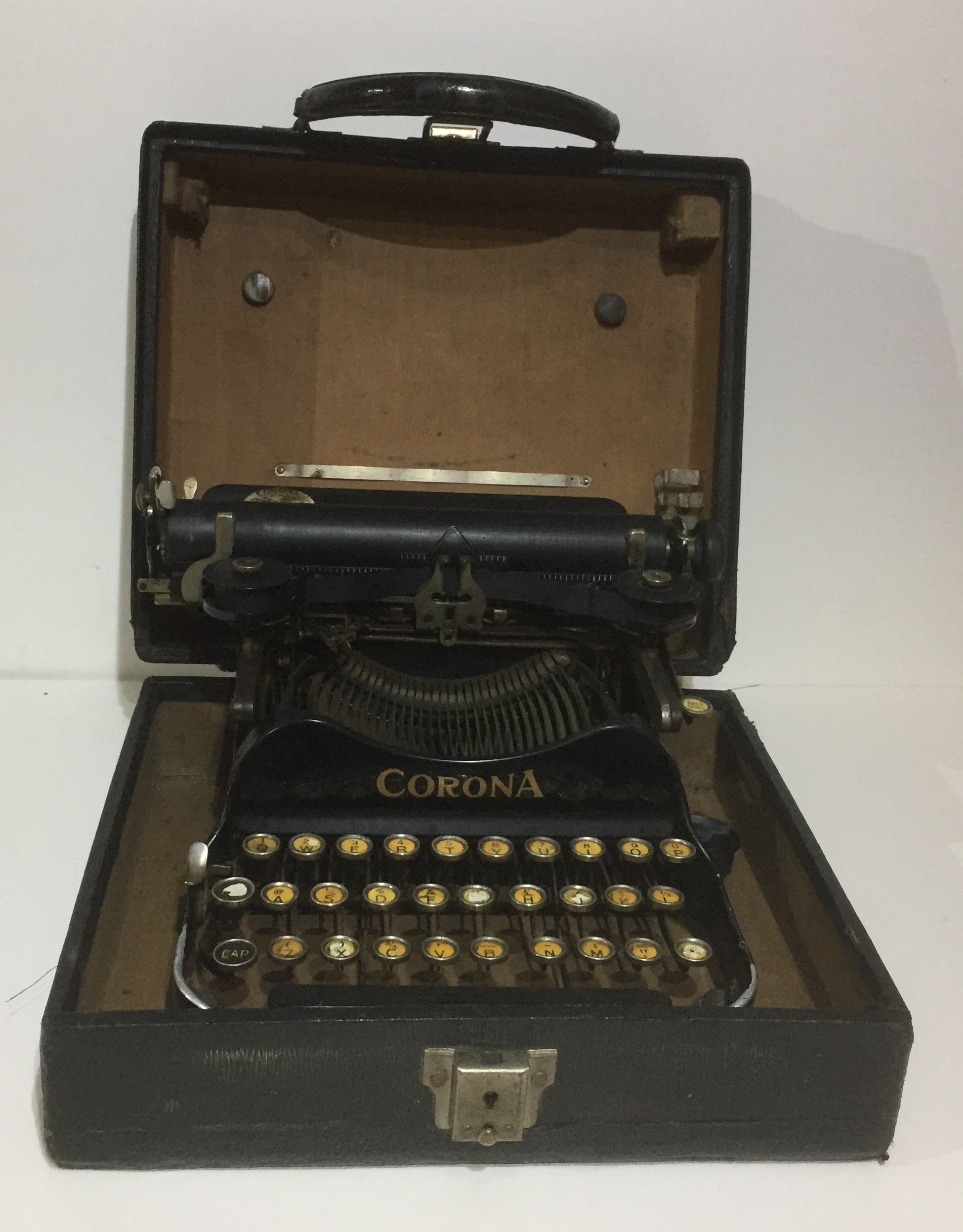 CORONA, AN EARLY 20TH CENTURY PORTABLE TYPEWRITER With fold-over top, contained in a carry case. (