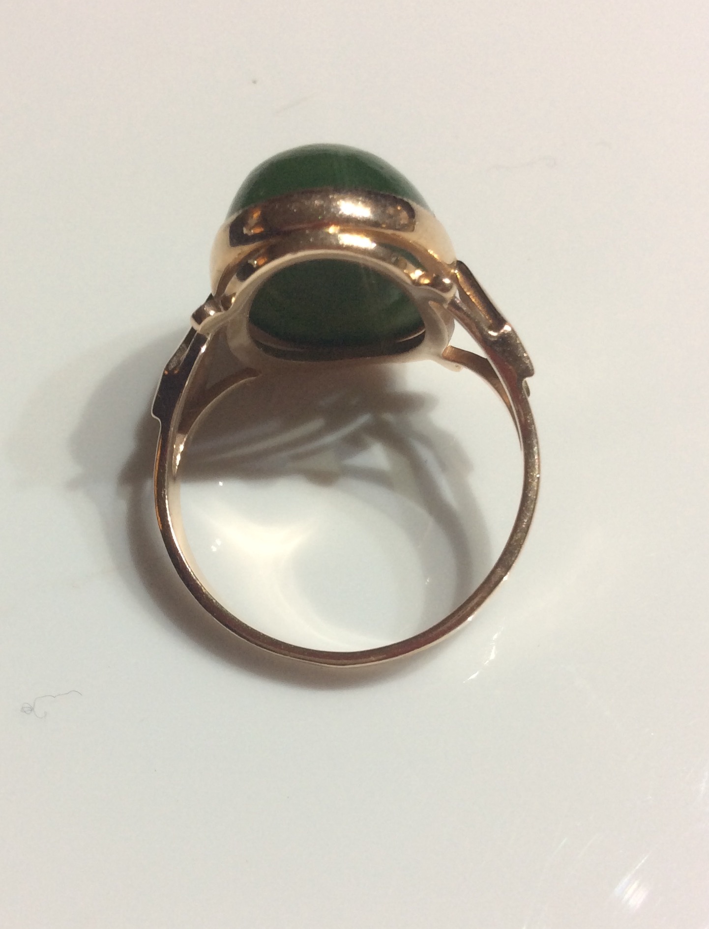 A CONTINENTAL 14CT ROSE GOLD AND JADE RING Having a single cabochon cut stone on a plain gold - Image 2 of 3