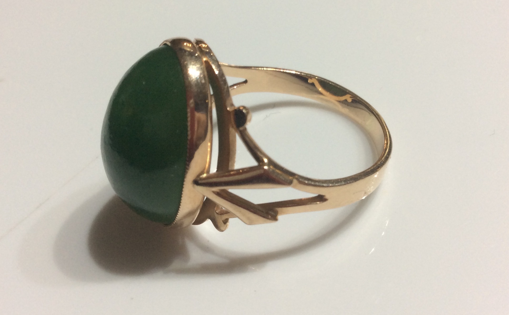 A CONTINENTAL 14CT ROSE GOLD AND JADE RING Having a single cabochon cut stone on a plain gold - Image 3 of 3