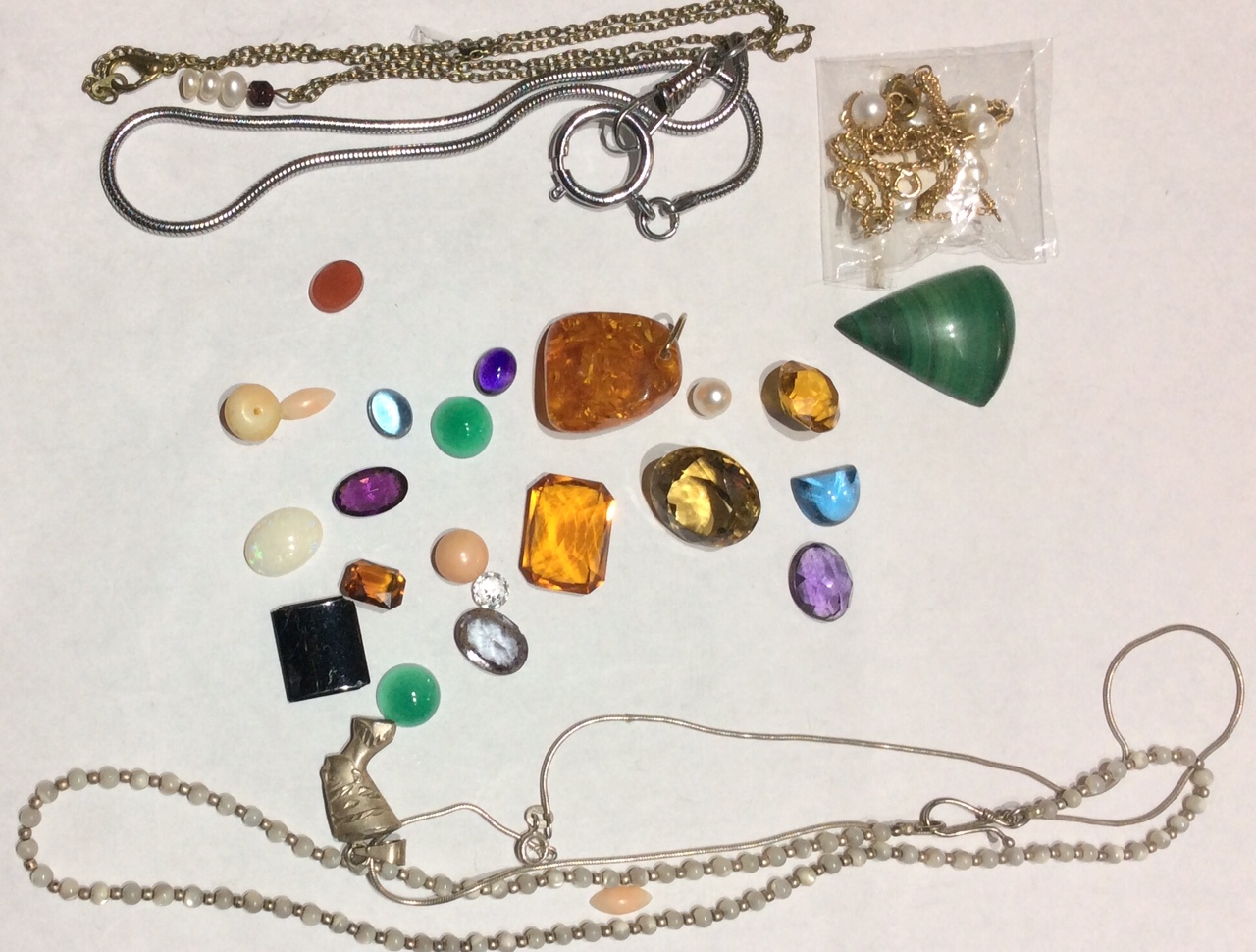 A COLLECTION OF LOOSE GEMSTONES Including amethyst, citrine, malachite, aquamarine and opal.