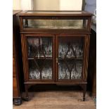 AN EDWARDIAN MAHOGANY AND SATIN WOOD BANDED BIJOUTERIE/DISPLAY CABINET With green velvet lined