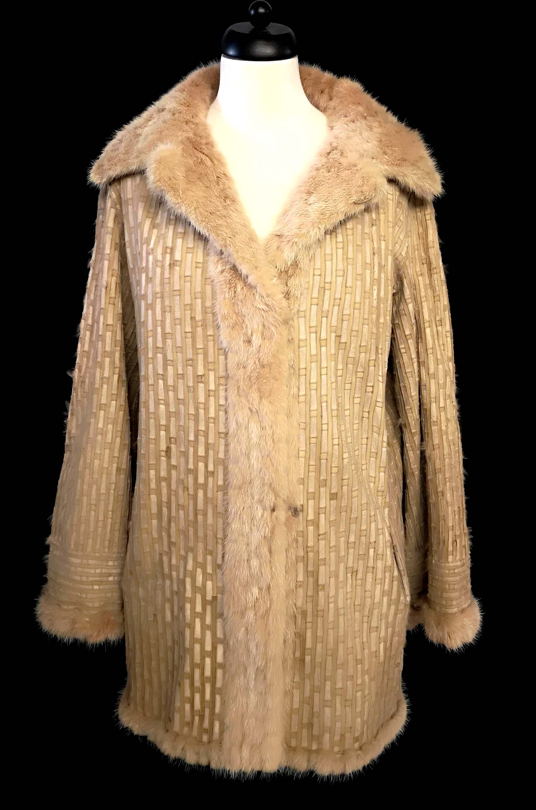 A VINTAGE BEIGE MINK SHORT COAT Fully reversible with a patchwork leather effect to one side. - Image 3 of 3