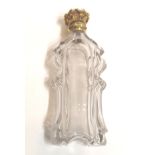 A 19TH CENTURY YELLOW METAL AND CUT CRYSTAL GLASS SCENT BOTTLE The scrolled handheld cap engraved