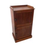 A VICTORIAN MAHOGANY POT CUPBOARD having a gallery rail and two hinged compartments. (approx 45cm