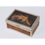 AN UNUSUAL 20TH CENTURY TAXIDERMY LIZARD SKIN BOX. (h 5.5cm x w 14cm x d 9.5cm)