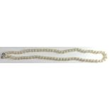 A SINGLE STRAND PEARL NECKLACE With white metal clasp. (length 53cm)