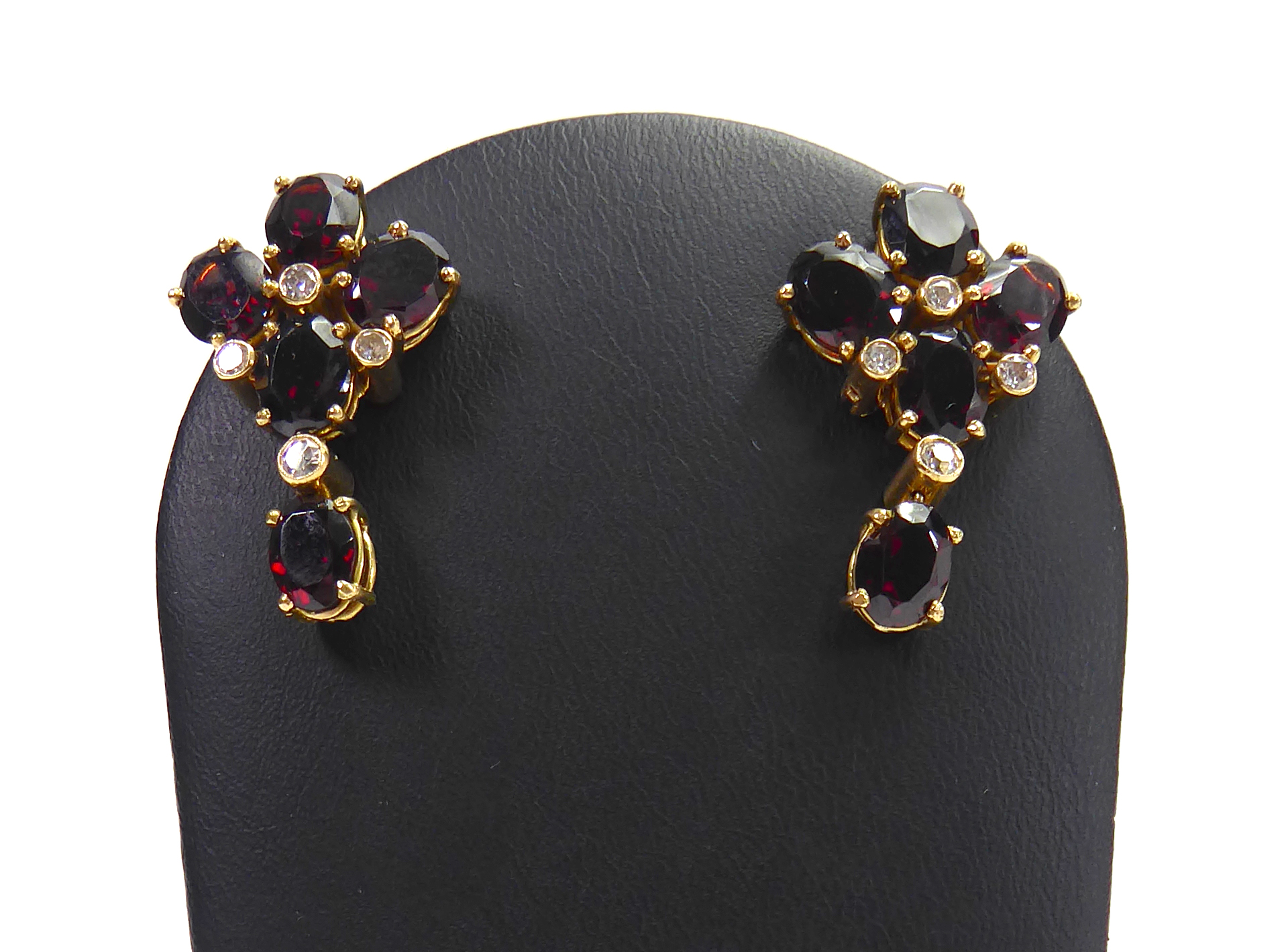 A GARNET AND DIAMOND ENCRUSTED NECKLACE AND MATCHING EARRINGS. (61.6g) - Image 4 of 23