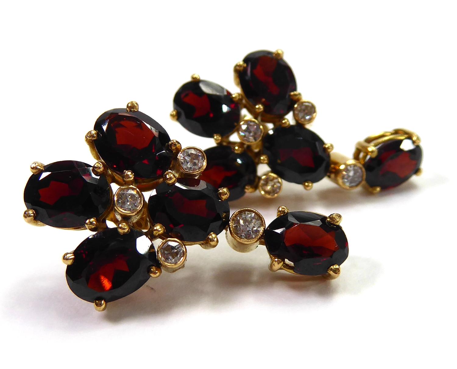 A GARNET AND DIAMOND ENCRUSTED NECKLACE AND MATCHING EARRINGS. (61.6g) - Image 15 of 23