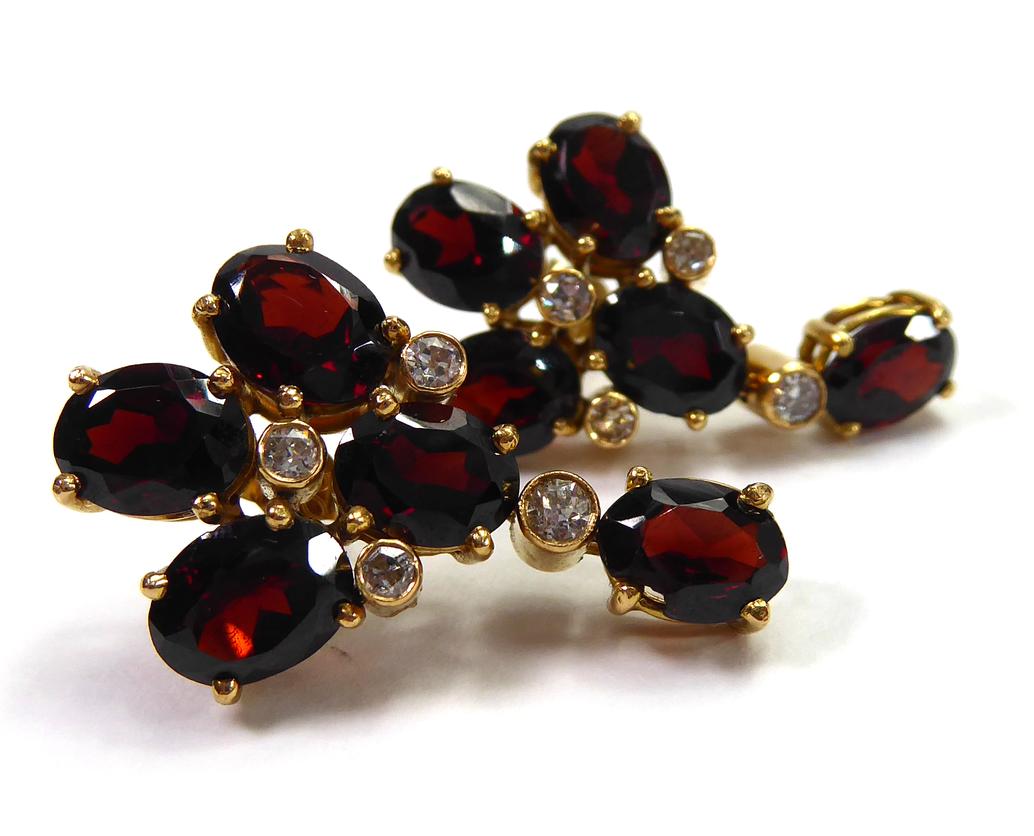 A GARNET AND DIAMOND ENCRUSTED NECKLACE AND MATCHING EARRINGS. (61.6g) - Image 6 of 23