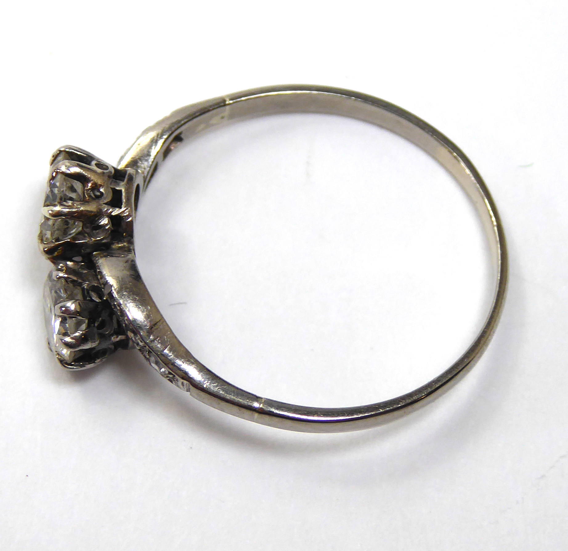 AN EARLY 20TH CENTURY 18CT WHITE GOLD AND DIAMOND TWIST RING Two round cut diamonds set in a half - Image 4 of 8