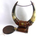AN EARLY 20TH CENTURY HORN AND OAK DINNER GONG A pair of horns with bronze circular gong and hammer,
