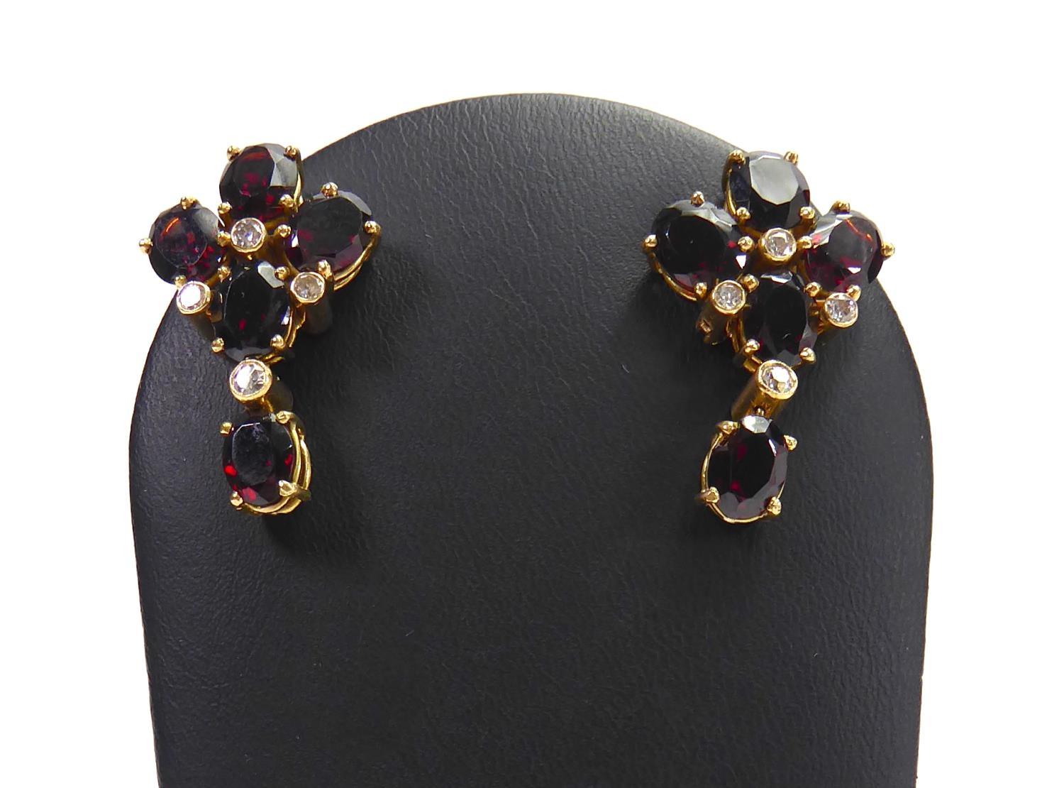 A GARNET AND DIAMOND ENCRUSTED NECKLACE AND MATCHING EARRINGS. (61.6g) - Image 11 of 23