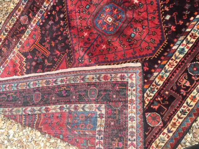 A MIDDLE EASTERN DESIGN WOOLLEN RUG With pendant medallion amongst floral motifs contained within - Image 2 of 2