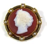 A 19TH CENTURY 18CT GOLD AND HARDSTONE ETRUSCAN FORM CAMEO BROOCH The circular frame set with seed