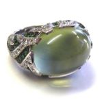 AN UNUSUAL 18CT WHITE GOLD AND GEM SET RING Having a cabochon cut stone held in an arrangement of